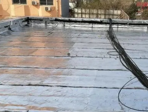 桂林市卫生间漏水维修公司分享下桂林市屋面楼顶防水刚性防水层施工要点。
